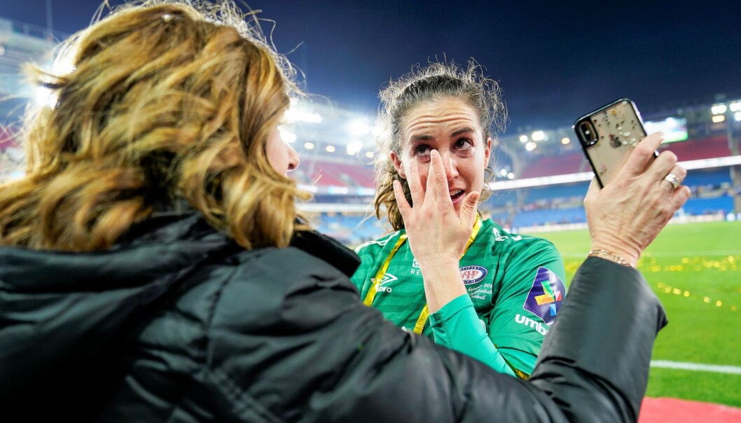 Vålerenga-keeper Hannah Seabert gratuleres av moren sin etter cupfinaletriumfen søndag ettermiddag. Vålerenga-keeper Hannah Seabert gratuleres av moren sin etter cupfinaletriumfen søndag ettermiddag.