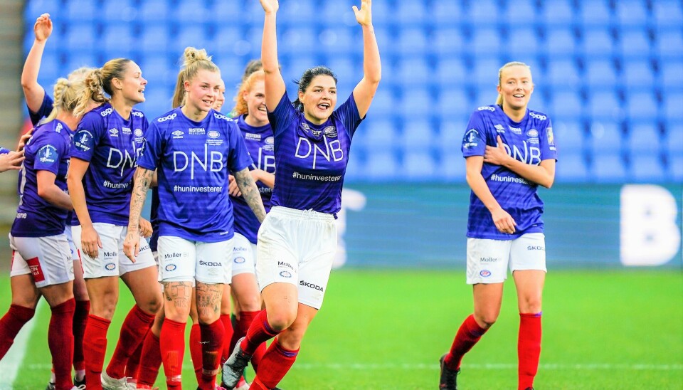 Marie Dølvik Markussen (t.v) og Vålerengas andre målscorer Dejana Stefanovic jubler etter at sistnevnte har gitt de kongeblå ledelsen 2-0.