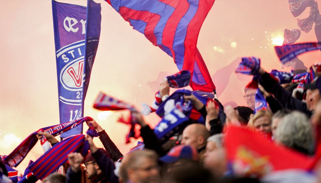 Vålerenga-supporterne lagde liv og røre på tribunene under cupfinalen. Vålerenga-supporterne lagde liv og røre på tribunene under cupfinalen.