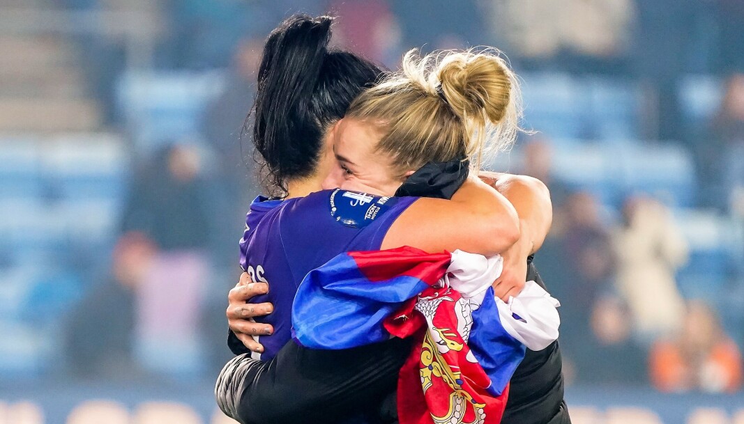 Målscorerne Dejana Stefanovic og Marie Dølvik Markussen omfavner hverandre etter at cupgullet er sikret. Målscorerne Dejana Stefanovic og Marie Dølvik Markussen omfavner hverandre etter at cupgullet er sikret.