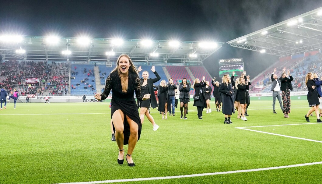 Janni Thomsen og restenJanni Thomsen og resten av Vålerenga-spillerne ble hyllet av fansen under eliteseriekampen mellom Vålerenga og Brann søndag kveld.