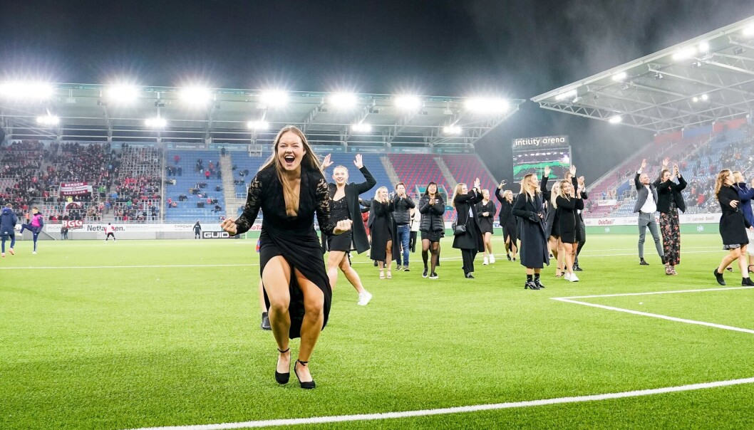 Janni Thomsen og restenJanni Thomsen og resten av Vålerenga-spillerne ble hyllet av fansen under eliteseriekampen mellom Vålerenga og Brann søndag kveld. Janni Thomsen og restenJanni Thomsen og resten av Vålerenga-spillerne ble hyllet av fansen under eliteseriekampen mellom Vålerenga og Brann søndag kveld.