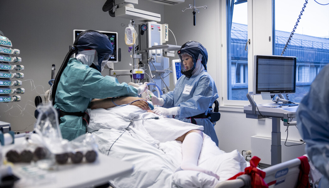 En koronapasient får behandling ved intensivavdelingen på OUS Rikshospitalet. En koronapasient får behandling ved intensivavdelingen på OUS Rikshospitalet.