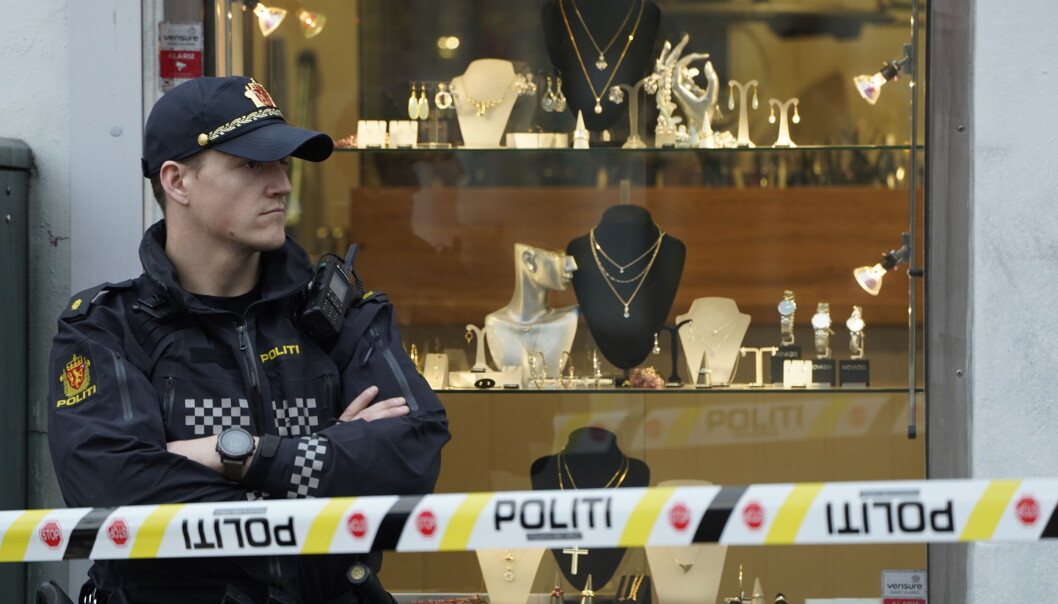 – Vi har en relativt god beskrivelse av gjerningspersonen, og vi har sikret videoovervåking av det vi mener er vedkommende, sier politiet. – Vi har en relativt god beskrivelse av gjerningspersonen, og vi har sikret videoovervåking av det vi mener er vedkommende, sier politiet.