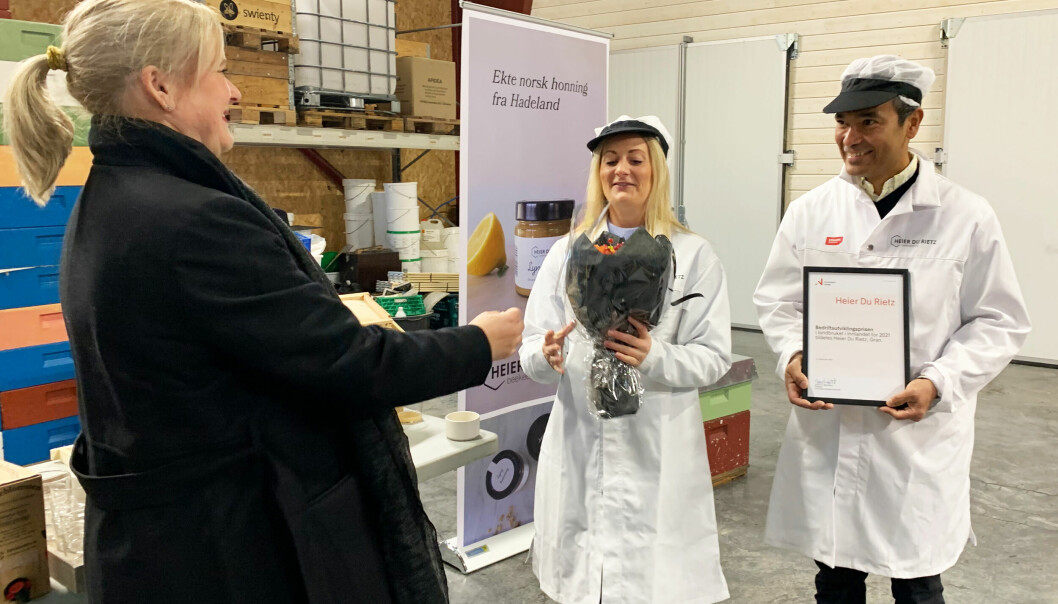 Liv Ragnhild Heier og Alexander Du Rietz mottar prisen fra Innovasjon Norges Christina Seegaard.