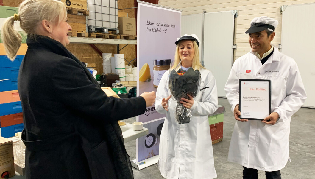 Liv Ragnhild Heier og Alexander Du Rietz mottar prisen fra Innovasjon Norges Christina Seegaard. Liv Ragnhild Heier og Alexander Du Rietz mottar prisen fra Innovasjon Norges Christina Seegaard.