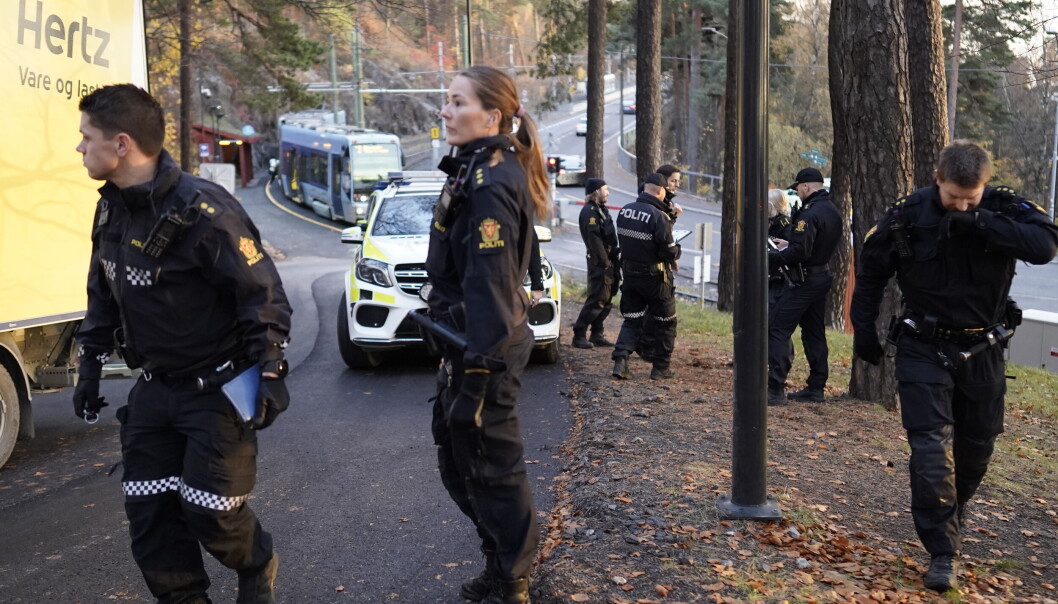 Det var flere politipatruljer i området ved Ekebergrestauranten og Sjømannsskolen onsdag. Politiet har anholdt fem personer i forbindelse med en voldshendelse ved Kongshavn videregående skole. Ingen er skadd, ifølge politiet. Det var flere politipatruljer i området ved Ekebergrestauranten og Sjømannsskolen onsdag. Politiet har anholdt fem personer i forbindelse med en voldshendelse ved Kongshavn videregående skole. Ingen er skadd, ifølge politiet.