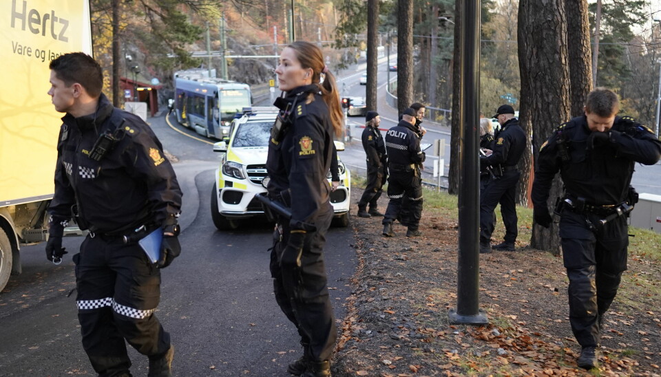 Det var flere politipatruljer i området ved Ekebergrestauranten og Sjømannsskolen onsdag. Politiet har anholdt fem personer i forbindelse med en voldshendelse ved Kongshavn videregående skole. Ingen er skadd, ifølge politiet.