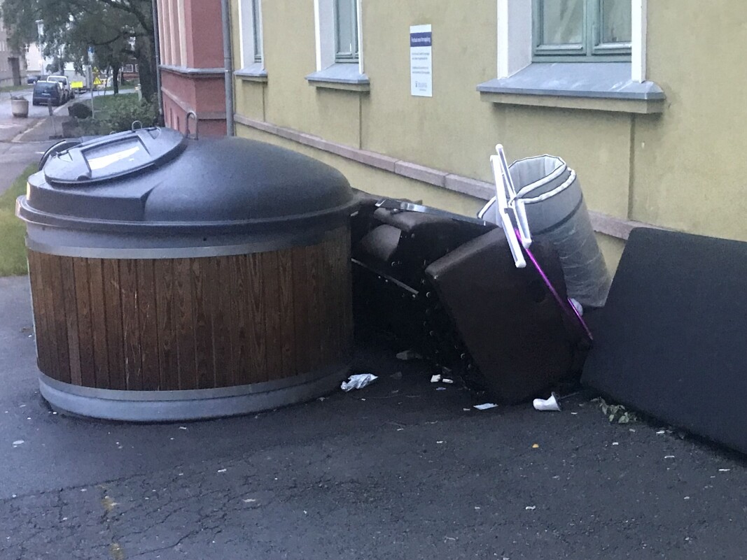 — Det flytter inn og ut gjennomsnittlig to familier per måned. Det fører med seg opphopning av innbo og søppel foran porten der søppelkummene står, sier Frode Svane. Her fra en kommunal gård i bydel Sagene. — Det flytter inn og ut gjennomsnittlig to familier per måned. Det fører med seg opphopning av innbo og søppel foran porten der søppelkummene står, sier Frode Svane. Her fra en kommunal gård i bydel Sagene.