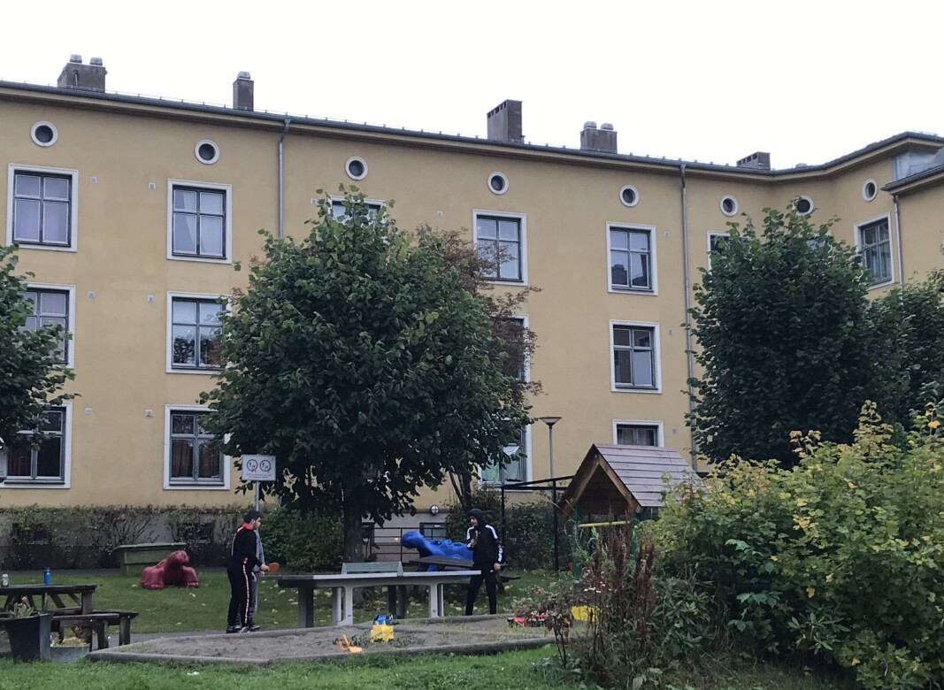 Beboerne organiserte for noen år siden på eget initiativ en gårdskomité med sikte på å bedre bomiljøet i den kommunale bygården Sandaker storegård, som var herjet av tydelig forslumming, kriminalitet, narkotikaomsetning, fyll og bråk. I dag blomstrer det og er liv og røre i bakgården. Beboerne organiserte for noen år siden på eget initiativ en gårdskomité med sikte på å bedre bomiljøet i den kommunale bygården Sandaker storegård, som var herjet av tydelig forslumming, kriminalitet, narkotikaomsetning, fyll og bråk. I dag blomstrer det og er liv og røre i bakgården.