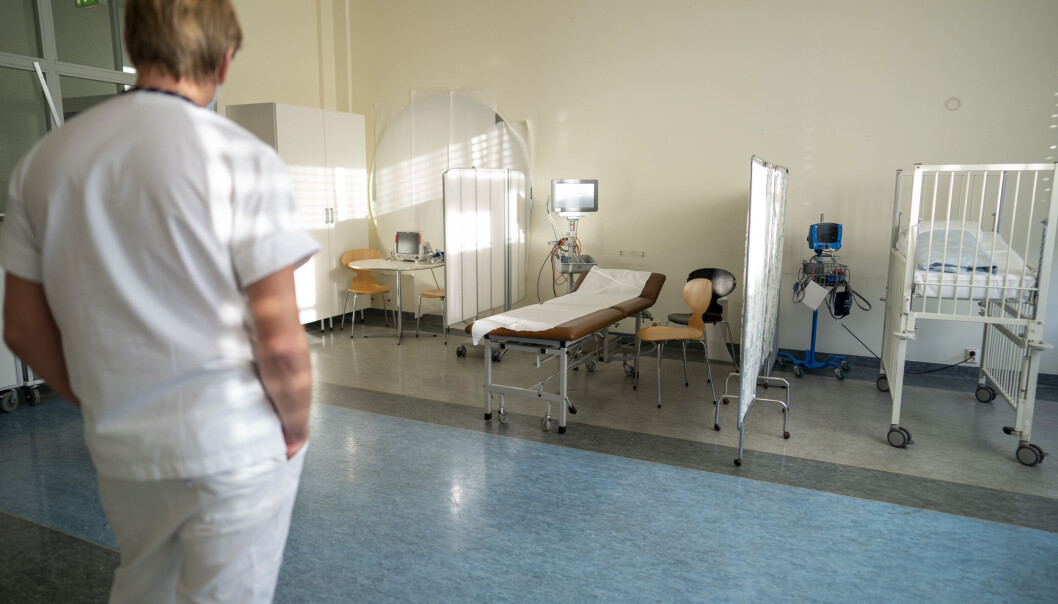 Kantina på barnemottaket for infeksjon på Oslo universitetssykehus Ullevål er omgjort til mottak for barn med RS-virusinfeksjon. Nå utsettes en del operasjoner på grunn av pågang av korona- og RS-pasienter. Kantina på barnemottaket for infeksjon på Oslo universitetssykehus Ullevål er omgjort til mottak for barn med RS-virusinfeksjon. Nå utsettes en del operasjoner på grunn av pågang av korona- og RS-pasienter.