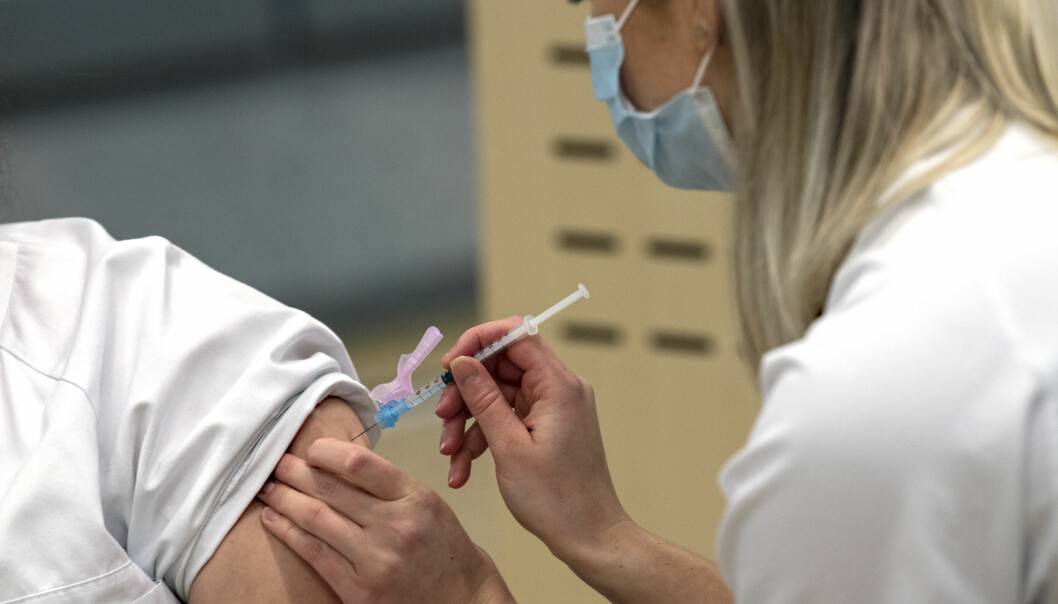 Oslo kommune har ingen oversikt over hvilke helsearbeidere i sykehjemsetaten som er vaksinert. Her setter en sykepleier vaksine til en kollega helt i starten av vaksinasjonsprogrammet. Foto: Marit Hommedal / NTB