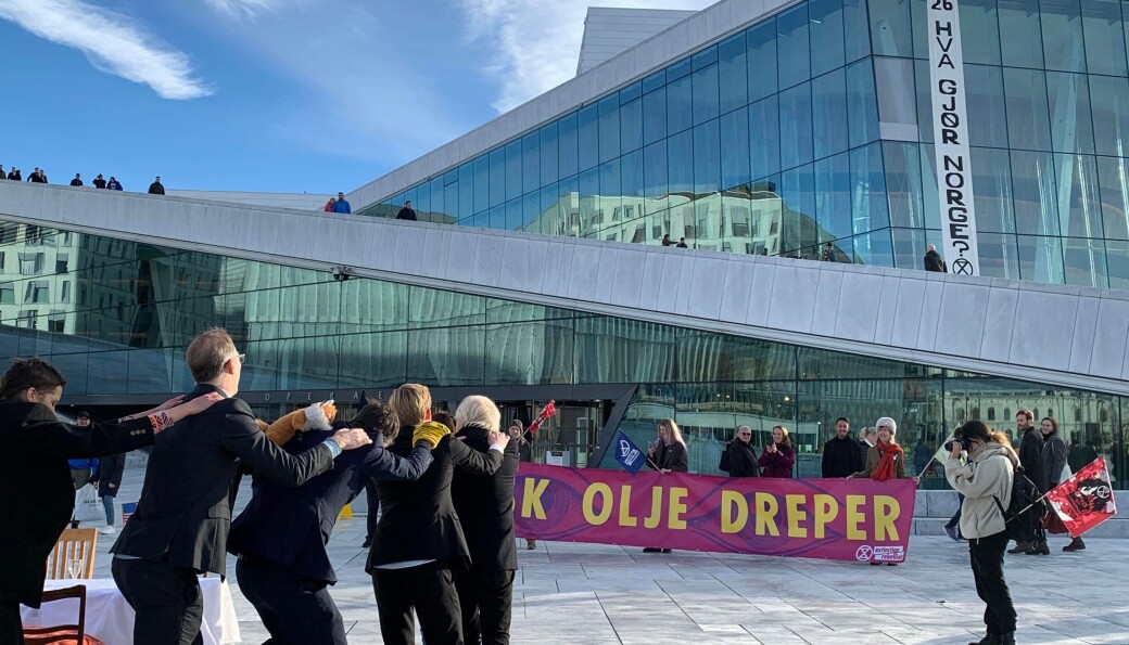 Gateteateret viste deltakere på COP 26-konferansen som heller ville drive med selskapsleker enn å forhandle klimaavtale. Extinction Rebellion hadde hengt flere bannere ned langs operabygget som en del av aksjonen. Gateteateret viste deltakere på COP 26-konferansen som heller ville drive med selskapsleker enn å forhandle klimaavtale. Extinction Rebellion hadde hengt flere bannere ned langs operabygget som en del av aksjonen.