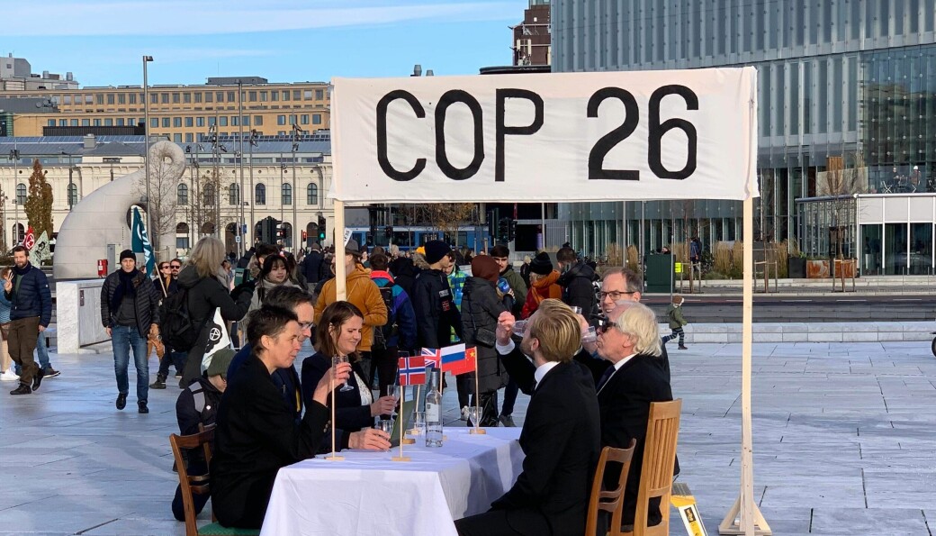 Gateteateret viste deltakere på COP 26-konferansen distrahere seg selv med selskapsleker, bare avbrutt av pauser for å late som om de jobbet hvis folk stoppet og så på dem lenge nok.
