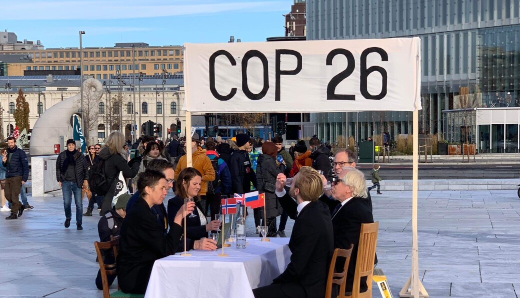 Gateteateret viste deltakere på COP 26-konferansen distrahere seg selv med selskapsleker, bare avbrutt av pauser for å late som om de jobbet hvis folk stoppet og så på dem lenge nok. Gateteateret viste deltakere på COP 26-konferansen distrahere seg selv med selskapsleker, bare avbrutt av pauser for å late som om de jobbet hvis folk stoppet og så på dem lenge nok.