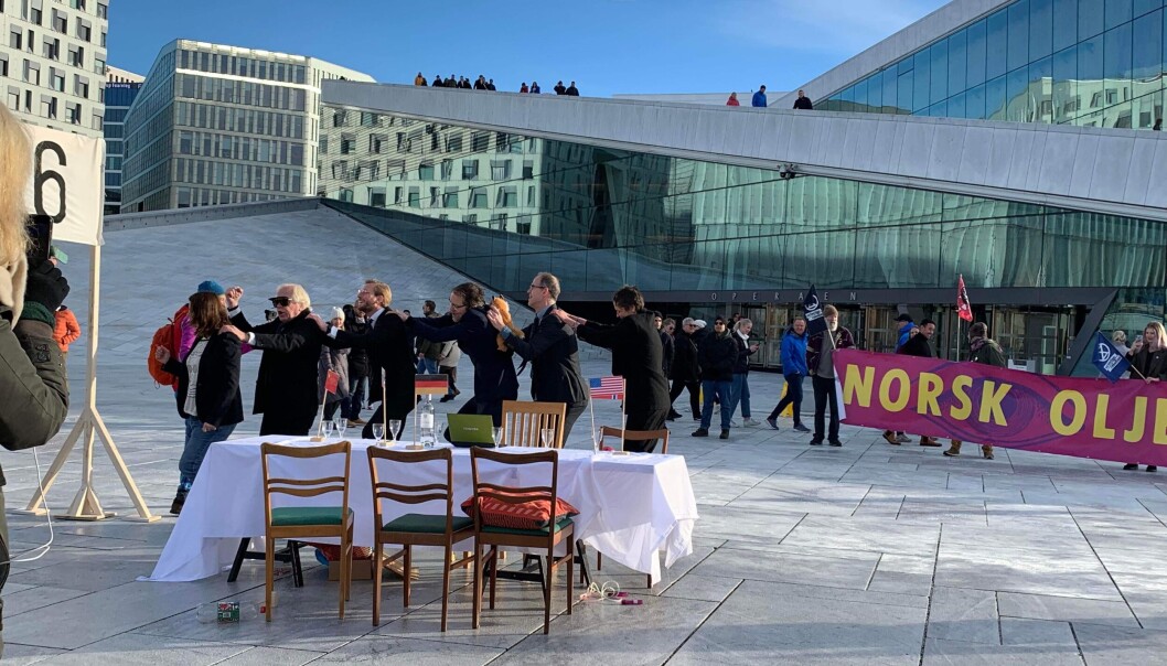 Gateteateret skulle forestille politikere som deltok på COP 26-konferansen. De tøyset rundt og lekte selskapsleker, og tok seg bare sammen og latet som om de jobbet dersom folk stoppet og så på dem Gateteateret skulle forestille politikere som deltok på COP 26-konferansen. De tøyset rundt og lekte selskapsleker, og tok seg bare sammen og latet som om de jobbet dersom folk stoppet og så på dem
