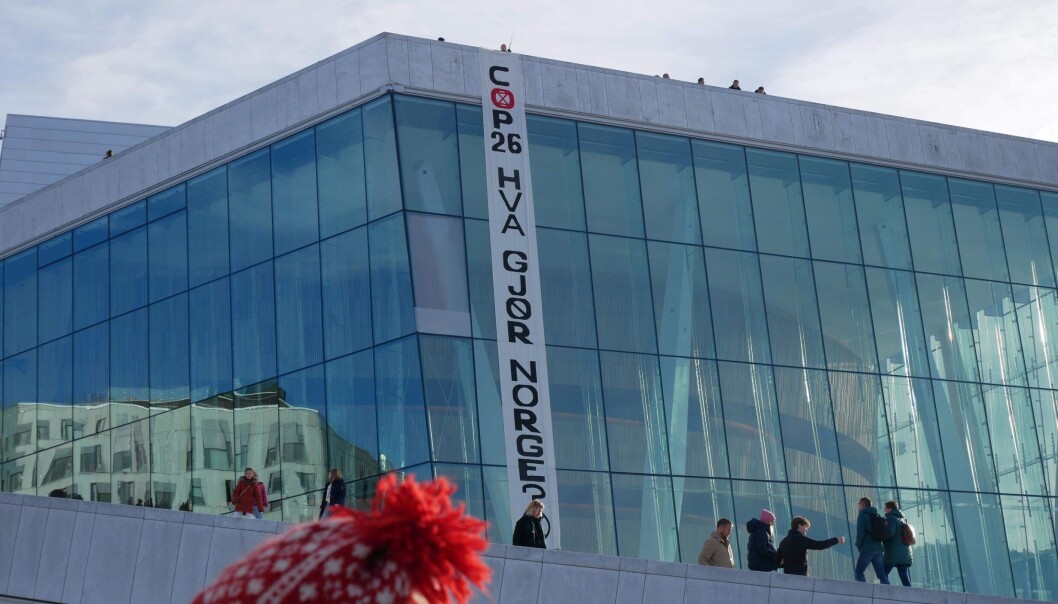 Lørdag ettermiddag gikk et titalls aksjonister fra lokallaget av Extinction Rebellion gjennom Oslo sentrum til Operaen, der de slapp flere store bannere med slagord på utsiden av bygget. Lørdag ettermiddag gikk et titalls aksjonister fra lokallaget av Extinction Rebellion gjennom Oslo sentrum til Operaen, der de slapp flere store bannere med slagord på utsiden av bygget.