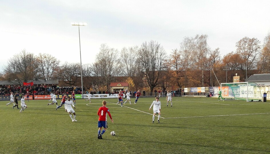 Rosenborg unge spillere hang rett og slett ikke med. Her er oppspillet til 9-0. Stian Pettersen med ballen.