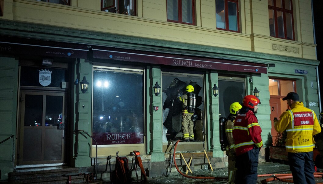 Brannvesenet rykket natt til søndag ut på brann i et kafélokale i gamlebyen i Oslo sentrum. Vitner har opplyst å ha sett noen knuse en rute i bygget, før det begynte å brenne. Brannvesenet rykket natt til søndag ut på brann i et kafélokale i gamlebyen i Oslo sentrum. Vitner har opplyst å ha sett noen knuse en rute i bygget, før det begynte å brenne.