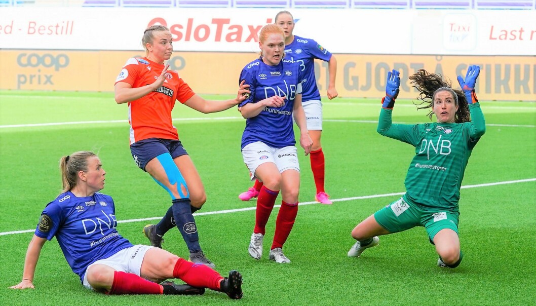 I 36 kamper over tre år har Hannah Seabert voktet Vålerenga-målet. Her ser hun lagvenninne Ingibjörg Sigurdardottir score selvmål i vårens hjemmekamp mot Avaldsnes.