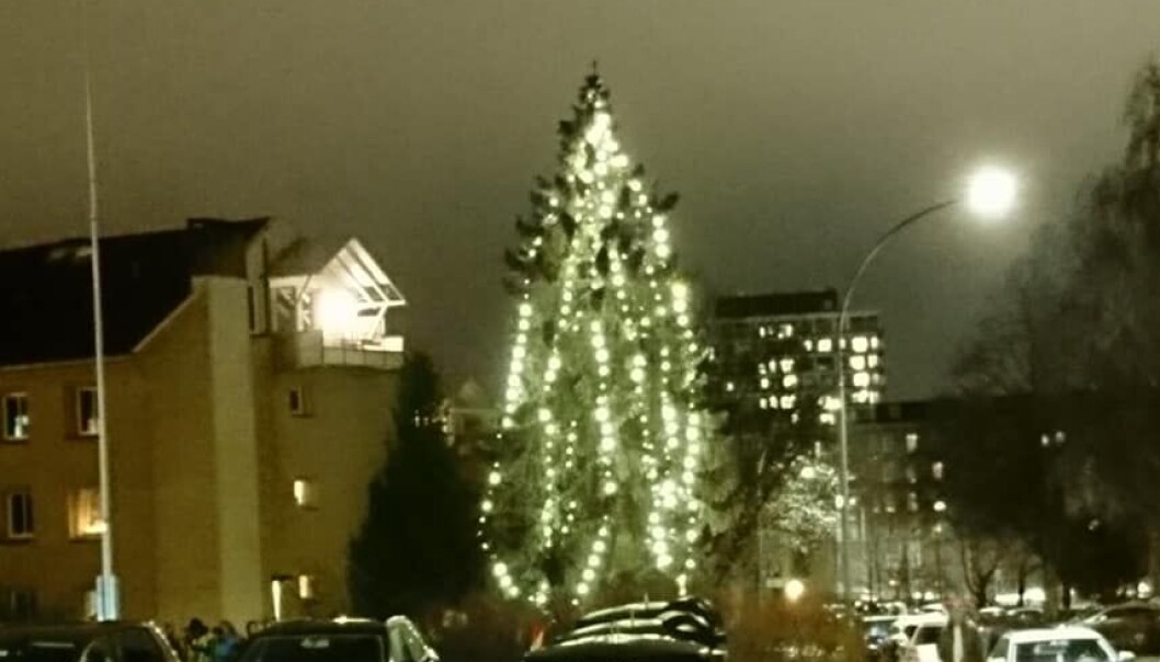 Sånn så det ut i Hovin borettslag etter julegrantenninga forrige gang noen tok bilde og la det ut på Facebook-siden. I år kommer Hasle Brass! Sånn så det ut i Hovin borettslag etter julegrantenninga forrige gang noen tok bilde og la det ut på Facebook-siden. I år kommer Hasle Brass!