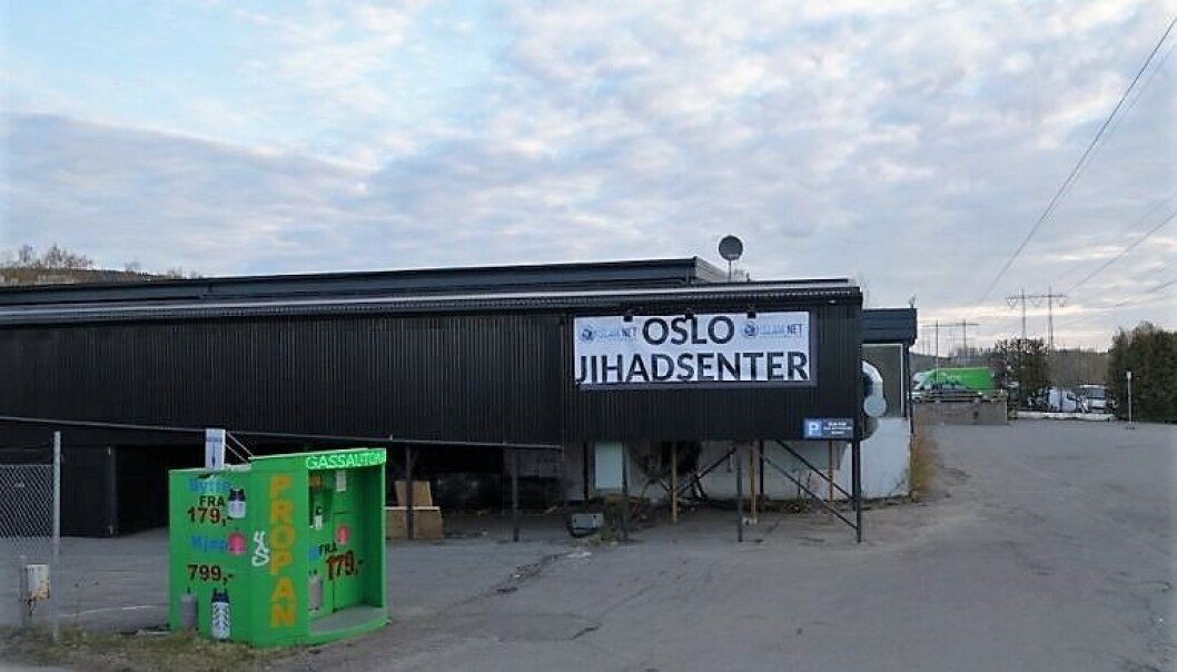 Søndag morgen hang dette banneret på Oslo skytesenter, kjøpt av Islam net. Søndag morgen hang dette banneret på Oslo skytesenter, kjøpt av Islam net.