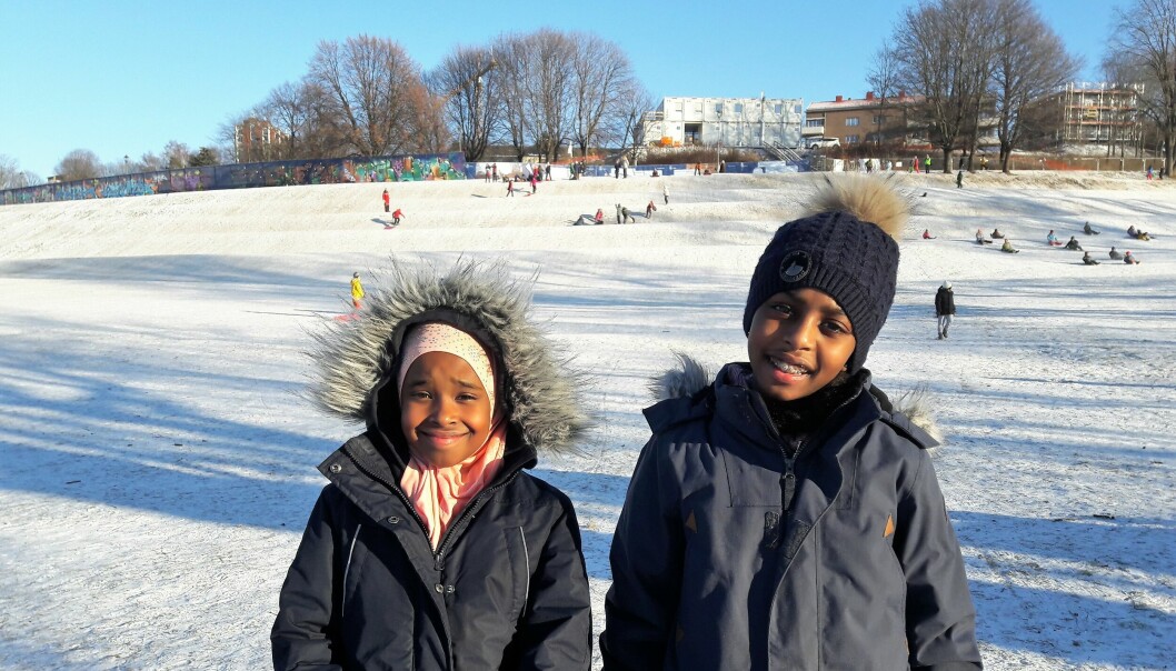 Subaida og Fatima akte og hygget seg i Tøyenparken sist vinter. Men nå mener foreldre og Tøyen sportsklubb at bymiljøetatens nye lysstolper i akebakken kan være direkte livsfarlige for barn.