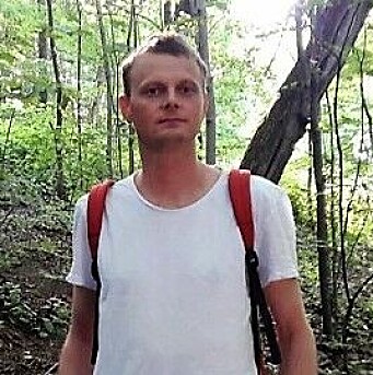 Ådne Obrestad er bekymret pappa på Tøyen, som vil ha bort lysstolpene fra akebakken. Ådne Obrestad er bekymret pappa på Tøyen, som vil ha bort lysstolpene fra akebakken.