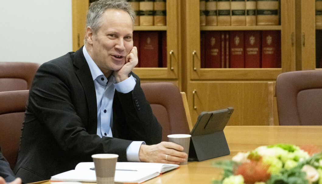 — Vi vet ikke sikkert om og eventuelt når nivået kollektivreisende kommer tilbake til nivået det var på før pandemien, sier samferdselsminister Jon-Ivar Nygård (Ap), og legger til at regjeringen følger situasjonen for kollektivselskapene. — Vi vet ikke sikkert om og eventuelt når nivået kollektivreisende kommer tilbake til nivået det var på før pandemien, sier samferdselsminister Jon-Ivar Nygård (Ap), og legger til at regjeringen følger situasjonen for kollektivselskapene.