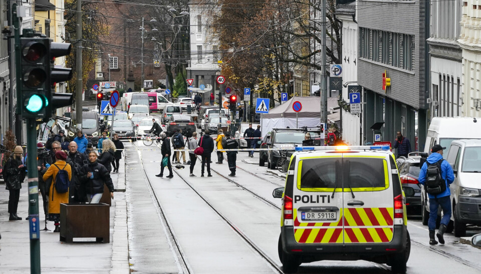 Politi i Thereses gate der en mann ble skutt av politiet tirsdag morgen, etter at han hadde forsøkt å angripe flere personer med kniv. Mannen døde av skadene.