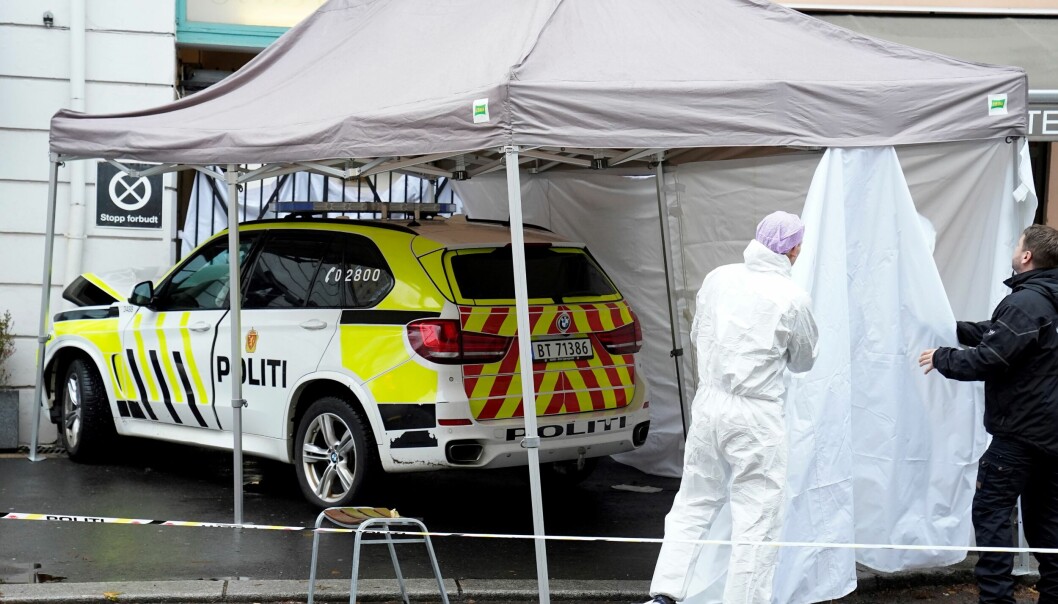 Politibil som var involvert i forsøk på å stanse 33-åringen da han truet tilfeldige på Bilsett med kniv tirsdag morgen. Politibil som var involvert i forsøk på å stanse 33-åringen da han truet tilfeldige på Bilsett med kniv tirsdag morgen.