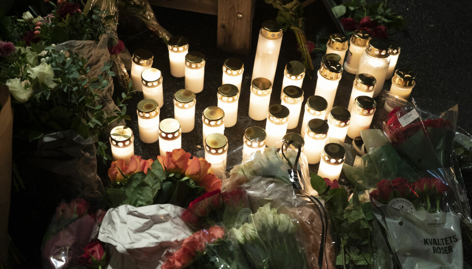 Lys og blomster er lagt ned på Bislett der en mann ble skutt av politiet tirsdag morgen.