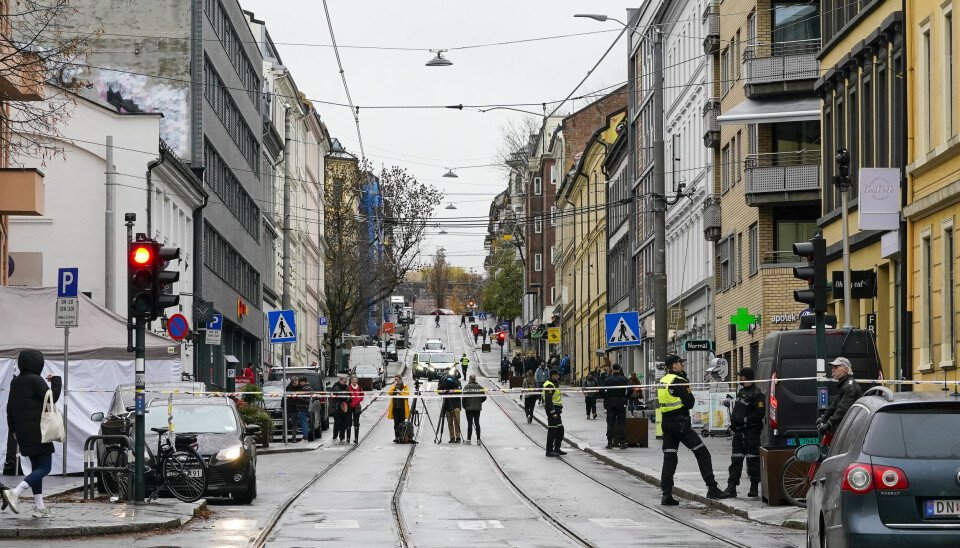 En mann ble skutt av politiet på Bislett i Oslo, etter at han hadde forsøkt å angripe flere personer med kniv. Mannen døde av skadene.