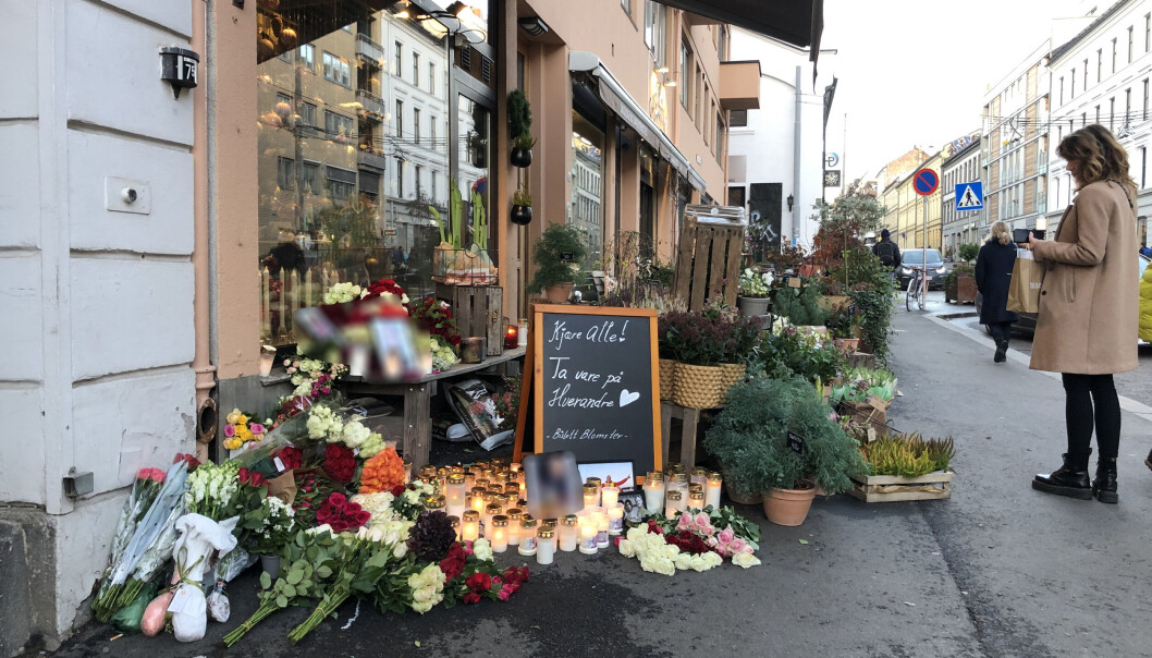 Det har vært innstramminger knyttet til behandlingen av mannen som ble drept av politiet etter å ha truet forbipasserende på Bislett torsdag. I Theresesgate har pårørende og publikum tent lys og lagt ned blomster på åstedet. Det har vært innstramminger knyttet til behandlingen av mannen som ble drept av politiet etter å ha truet forbipasserende på Bislett torsdag. I Theresesgate har pårørende og publikum tent lys og lagt ned blomster på åstedet.