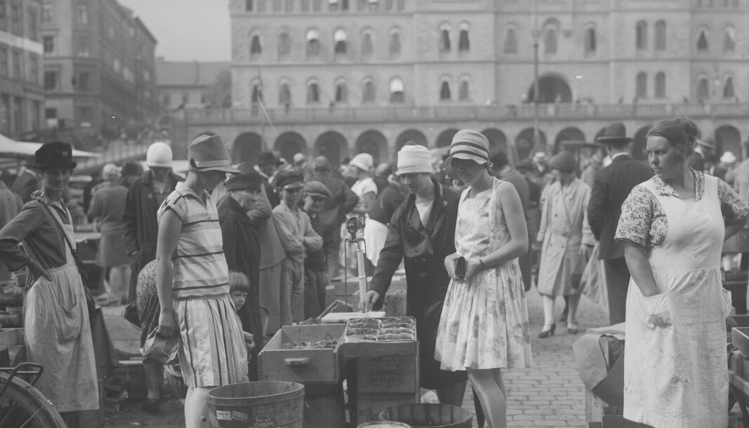 Torghandel på Youngstorget cirka 1920. Torghandel på Youngstorget cirka 1920.