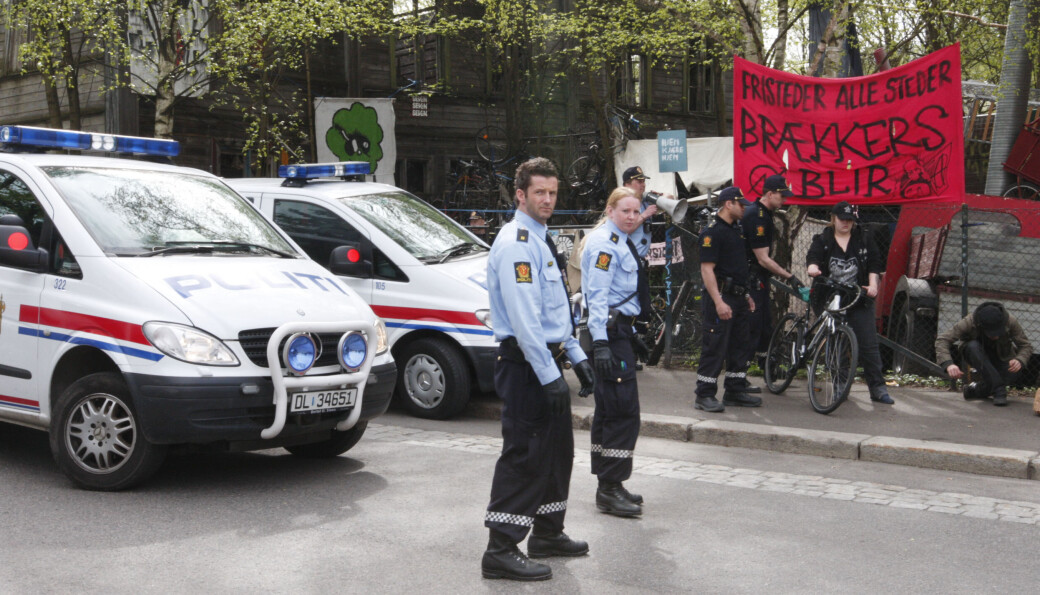 Bilde fra utkastelsen av husokkupantene i Brakkebygrenda i 2008. NTB skrev at det kom til håndgemeng da politiet bisto namsfogden med å kaste ut husokkupantene i St. Halvardsgate. Foto: Morten Holm / NTB Bilde fra utkastelsen av husokkupantene i Brakkebygrenda i 2008. NTB skrev at det kom til håndgemeng da politiet bisto namsfogden med å kaste ut husokkupantene i St. Halvardsgate. Foto: Morten Holm / NTB