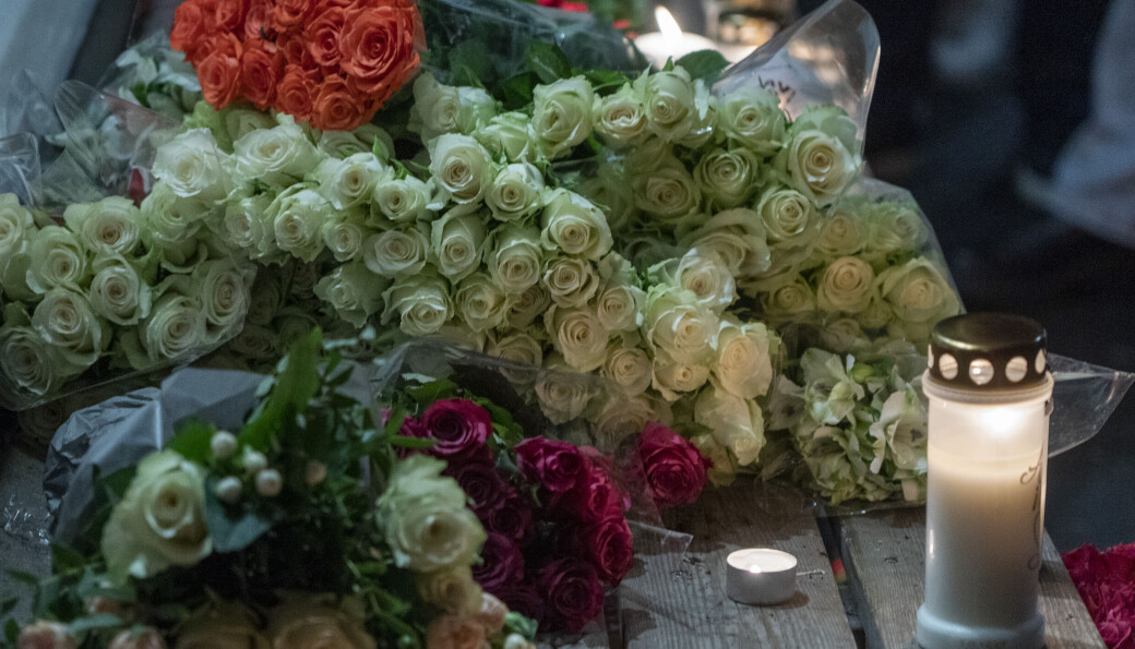 Lys og blomster er lagt ned på Bislett der en mann ble skutt av politiet tirsdag morgen. Foto: Terje Pedersen / NTB Lys og blomster er lagt ned på Bislett der en mann ble skutt av politiet tirsdag morgen. Foto: Terje Pedersen / NTB
