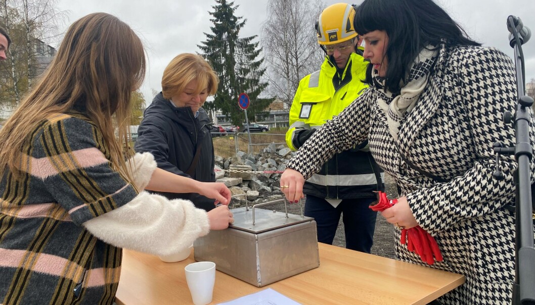 Victoria Marie Evensen (Ap) skrur lokket på grunnsteinskrinet sammen med sykehjemsetaten, leder for bydelsutvalget i bydel Alna og entreprenør AF Gruppen. Victoria Marie Evensen (Ap) skrur lokket på grunnsteinskrinet sammen med sykehjemsetaten, leder for bydelsutvalget i bydel Alna og entreprenør AF Gruppen.