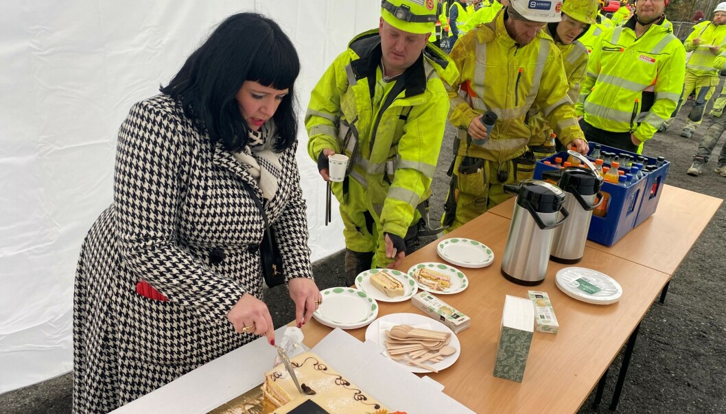 Feiring med kake og brus. Endelig er byggingen for fullt i gang. Feiring med kake og brus. Endelig er byggingen for fullt i gang.