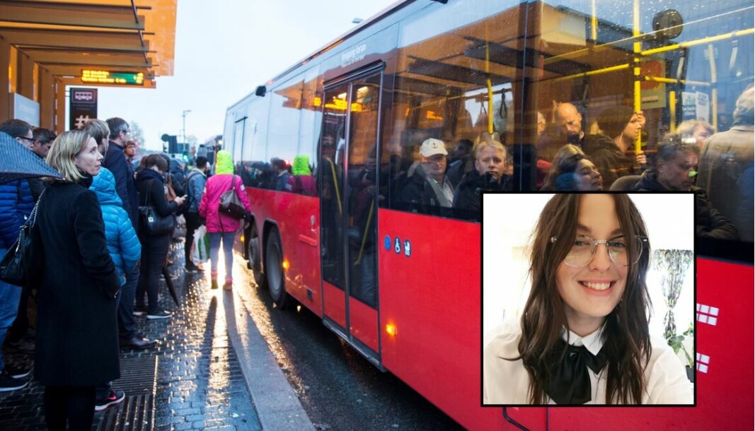 Vi står som sild i tønne, med hånd til rumpe, gjennom vognene de neste 30 minuttene for å komme dit vi skal. Og når jeg endelig tenker at jeg skal få sitteplass for å hvile litt, stiger det på 10 nye reisende. Vi står som sild i tønne, med hånd til rumpe, gjennom vognene de neste 30 minuttene for å komme dit vi skal. Og når jeg endelig tenker at jeg skal få sitteplass for å hvile litt, stiger det på 10 nye reisende.