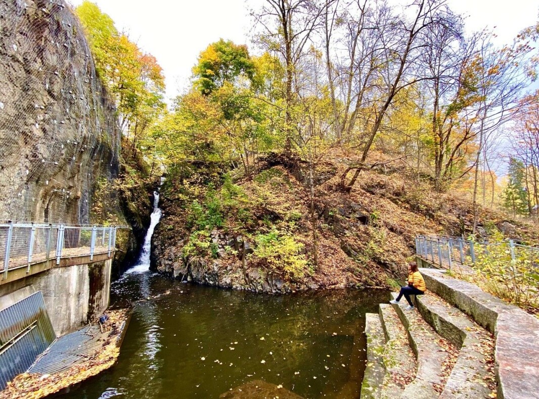 Leirfossen med sitt lille amfi. Leirfossen med sitt lille amfi.