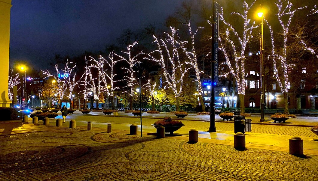 Lyslenkene er tent langs Karl Johans gate. Om noen uker åpner også julemarkedet. Lyslenkene er tent langs Karl Johans gate. Om noen uker åpner også julemarkedet.