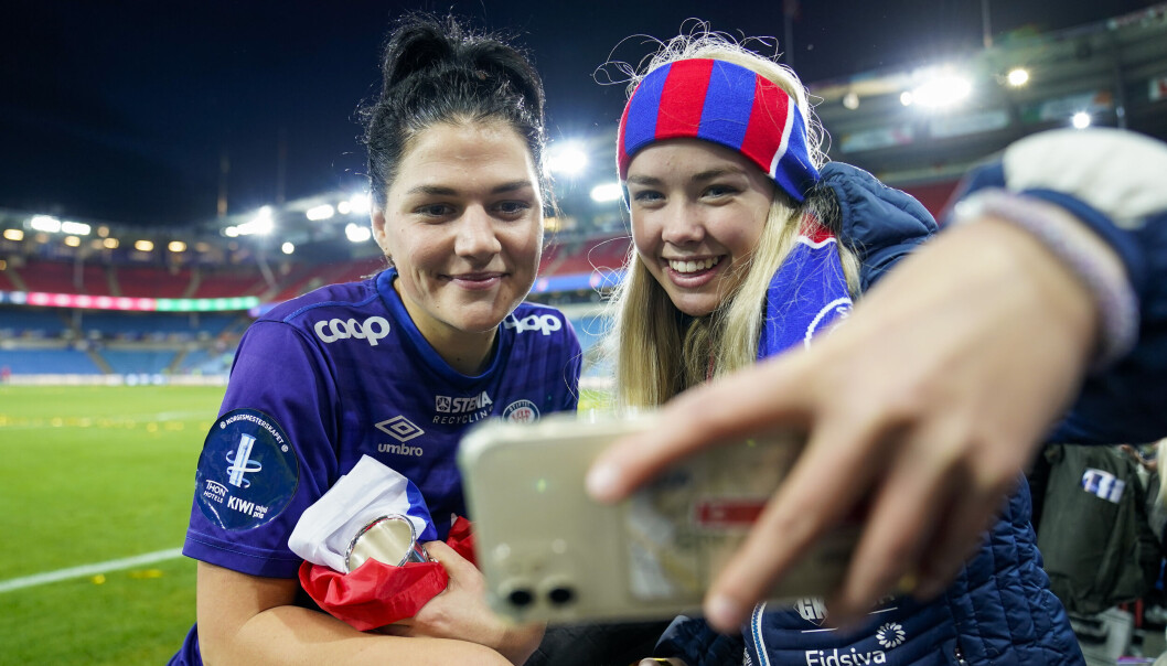 Vålerengas Dejana Stefanovic tar et bilde med en fan etter cupfinalen. I årets siste seriekamp viste Steafnovic hvor viktig hun er for Vålerenga. Vålerengas Dejana Stefanovic tar et bilde med en fan etter cupfinalen. I årets siste seriekamp viste Steafnovic hvor viktig hun er for Vålerenga.