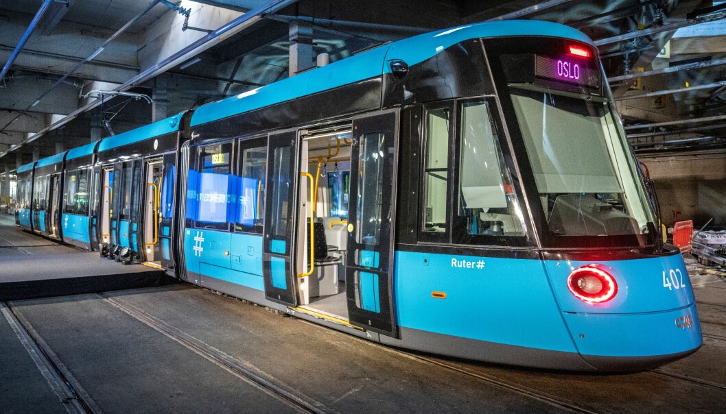 — Selv om vi har mistet litt tid er vår ambisjon at alle nye trikker skal være på plass innen utgangen av 2024, sier Sporveis-sjef Cato Hellesjø. — Selv om vi har mistet litt tid er vår ambisjon at alle nye trikker skal være på plass innen utgangen av 2024, sier Sporveis-sjef Cato Hellesjø.