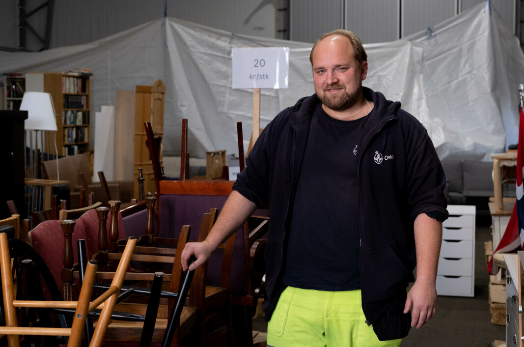 Andreas i Oslo kommunes gjenvinningsetat står klar til å ta i mot flere kunder. — Her har vi møbler, bøker for store og små, CD-er og DVD-er, pyntegjenstander, blomsterpotter, trip-trap stoler, sportsutstyr, sier han. Andreas i Oslo kommunes gjenvinningsetat står klar til å ta i mot flere kunder. — Her har vi møbler, bøker for store og små, CD-er og DVD-er, pyntegjenstander, blomsterpotter, trip-trap stoler, sportsutstyr, sier han.