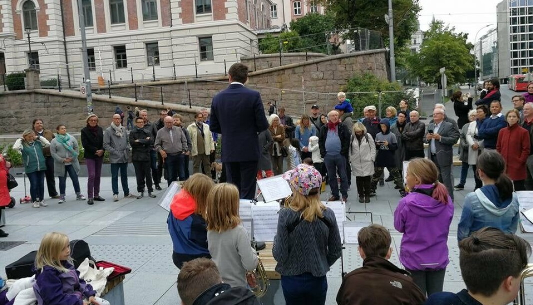 Cort Adelers plass på Ruseløkka skal heretter hete Harriett Backers plass. Her åpner Porsgrunn-ordfører Robin Martin Kåss den oppgraderte plassen i 2017. Cort Adelers plass på Ruseløkka skal heretter hete Harriett Backers plass. Her åpner Porsgrunn-ordfører Robin Martin Kåss den oppgraderte plassen i 2017.