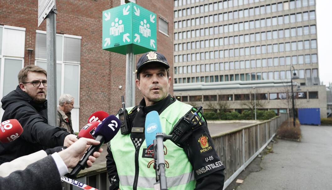Innsatsleder Kristoffer Bang informerer om en hendelse ved Kuben Videregående Skole der en person skal ha blitt knivstukket under et slagsmål. Innsatsleder Kristoffer Bang informerer om en hendelse ved Kuben Videregående Skole der en person skal ha blitt knivstukket under et slagsmål.