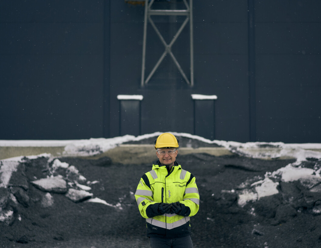 Daglig leder Thomas Henriksen i Nes Miljøpark foran brukt strøgrus som skal vaskes og gjenbrukes. Daglig leder Thomas Henriksen i Nes Miljøpark foran brukt strøgrus som skal vaskes og gjenbrukes.