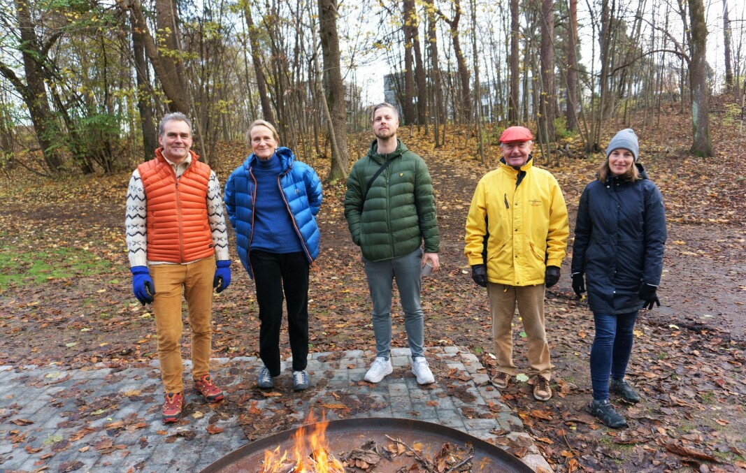 Fra venstre: Dag Kristian Dysthe; Bygdøboer, Julie Maske; styremedlem i Bygdø Vel, Vegard Holum; dirigent for Bygdø Skoles musikkorps, Jacob Nordan; nabo til Huk og Therese Hagland. Fra venstre: Dag Kristian Dysthe; Bygdøboer, Julie Maske; styremedlem i Bygdø Vel, Vegard Holum; dirigent for Bygdø Skoles musikkorps, Jacob Nordan; nabo til Huk og Therese Hagland.