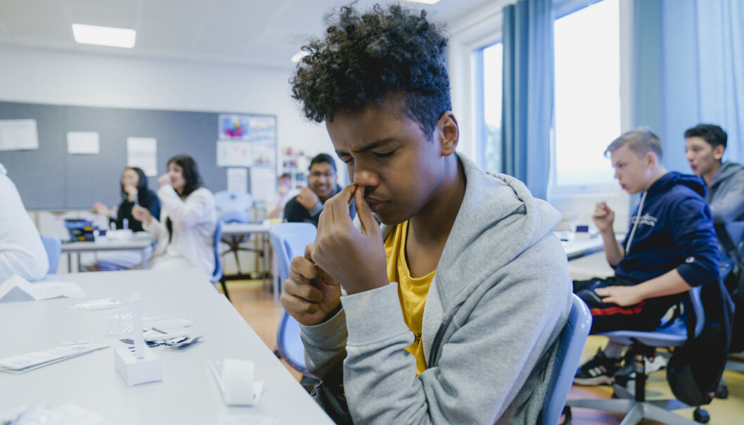 Imran Abdi Kedir (15) tar selvtesten i klasserommet på Apalløkka skole. Imran Abdi Kedir (15) tar selvtesten i klasserommet på Apalløkka skole.